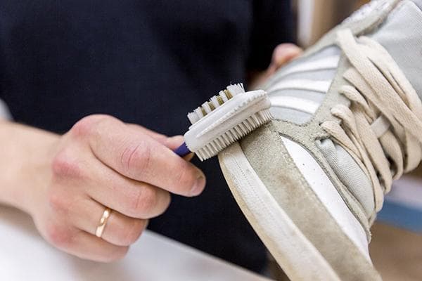 Reinigung heller Turnschuhe mit Wildlederelementen