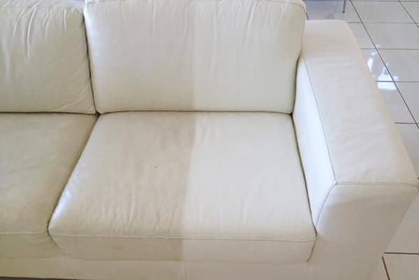 Reinigung eines hellen Sofas aus Öko-Leder