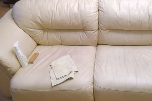 Reinigung eines hellen Sofas aus Kunstleder