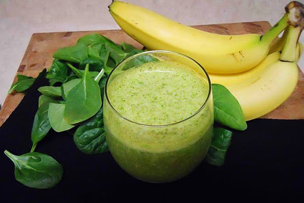 Obst-Gemüse-Smoothie mit Spinat und Banane