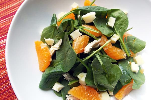 Salat mit Hähnchen, Spinat und Mandarinen