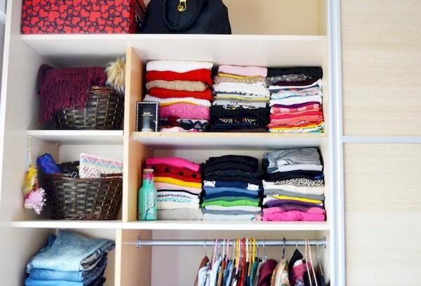 Wie schafft man Ordnung im Kleiderschrank, um Sachen schnell zu finden: originelle Lifehacks und praxiserprobte Ideen