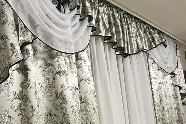 Kombinierte Lambrequin aus verschiedenen Stoffarten