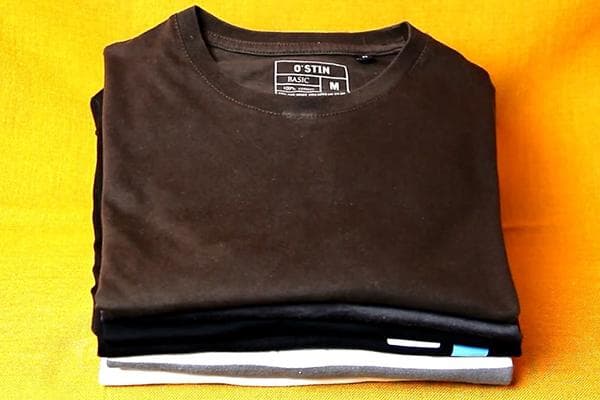 Gefaltete T-Shirts im Stapel