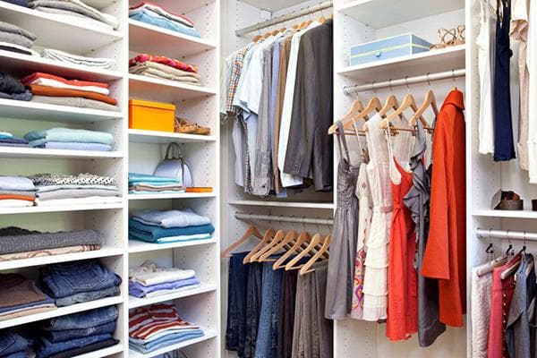 Ordentlich gefaltete Kleidungsstücke im Kleiderschrank