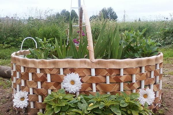 Gestaltung eines Blumenbeets mit Linoleumresten in Form eines Korbs