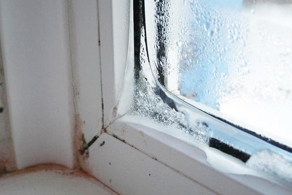 Eisbildung am Kunststofffenster