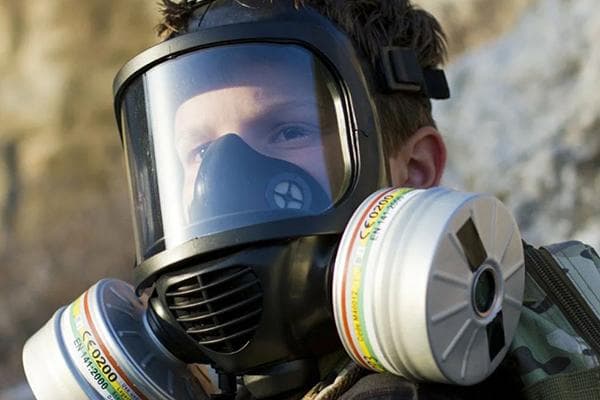 Mann in Gasmaske mit Kombinationsfiltern