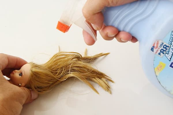 Behandlung der Puppenhaare