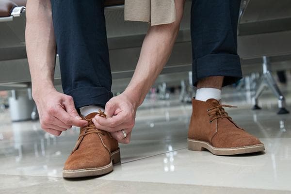 Ein Mann in Wildlederschuhen