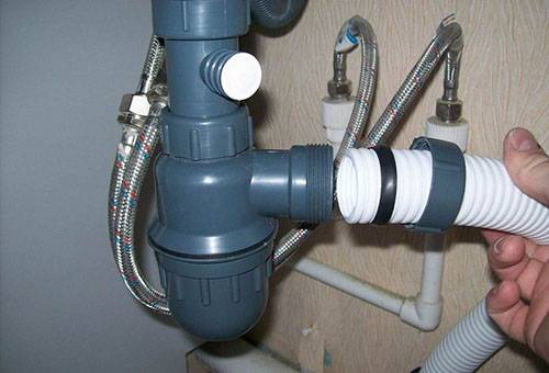 Demontage des Siphons unter dem Waschbecken