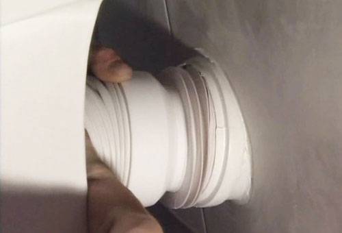 Lösen des Toilettenwellrohrs