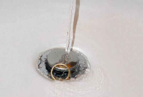Abflussstopfen des Waschbeckens