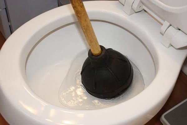 Toilettenreinigung mit einer Saugglocke
