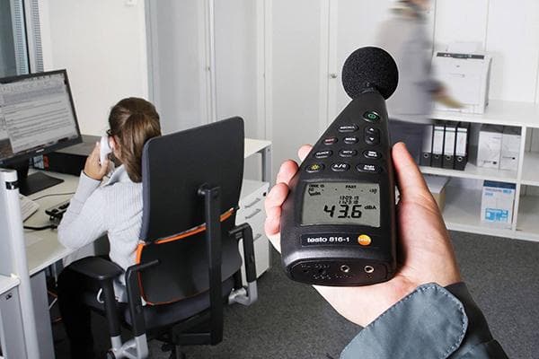 Messung des Lärmpegels in Innenräumen