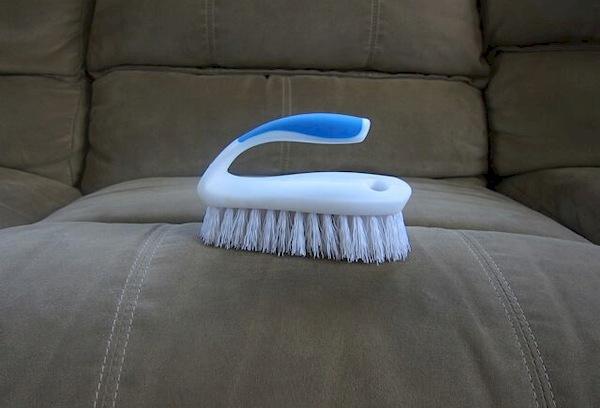 Reinigung des Sofas mit einer Bürste