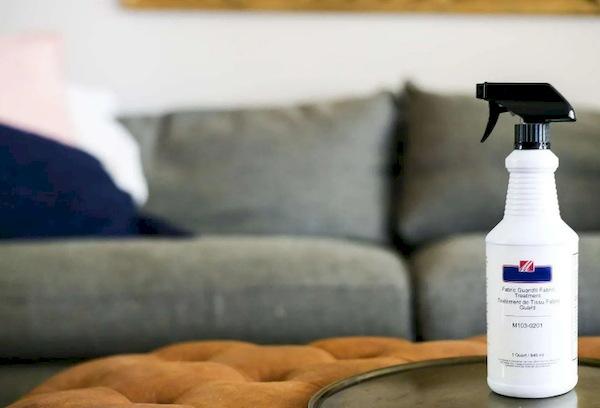 Reinigungsmittel für das Sofa