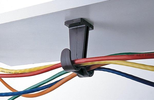 Verdrilltes Kabel unter dem Tisch