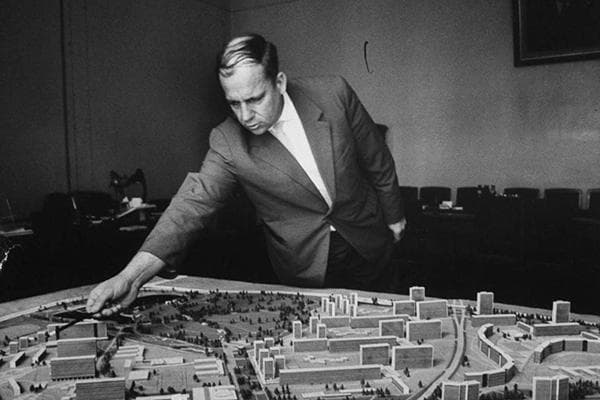 Architekt mit einem Modell einer Wohngebietsbebauung