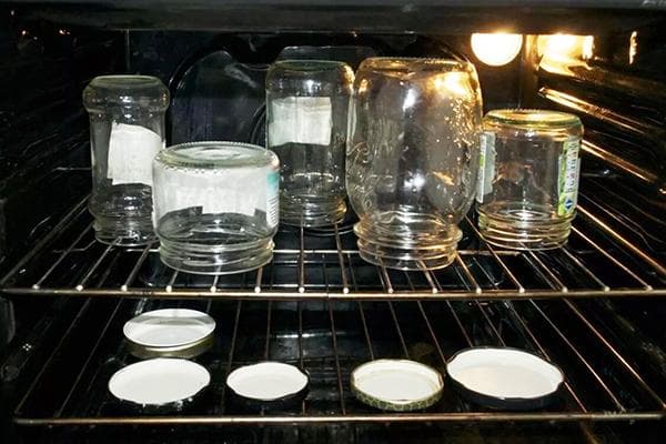 Sterilisation von Gläsern und Deckeln im Ofen