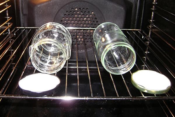 Sterilisation von Gläsern und Deckeln im Backofen