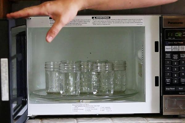 Sterilisation von Gläsern in der Mikrowelle