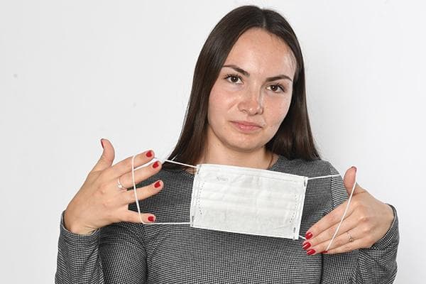 Frau mit medizinischer Maske