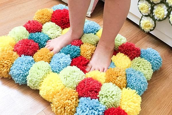 Teppich aus bunten Pompons