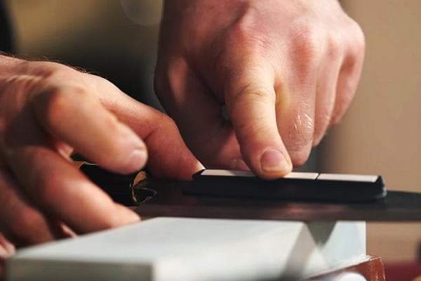 Dispositif pour affûter le couteau sous le bon angle