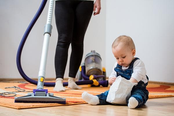 Putzen in der Wohnung mit einem Kind
