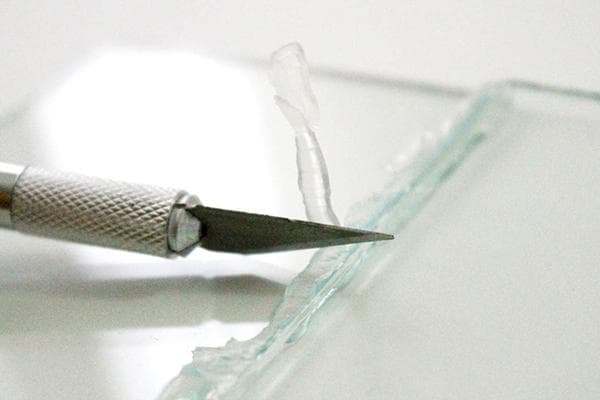 Cutter-Messer und Klebereste auf Glas