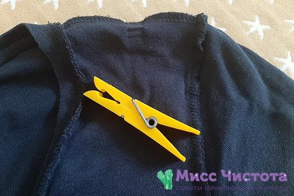 Klammerabdruck auf einem T-Shirt