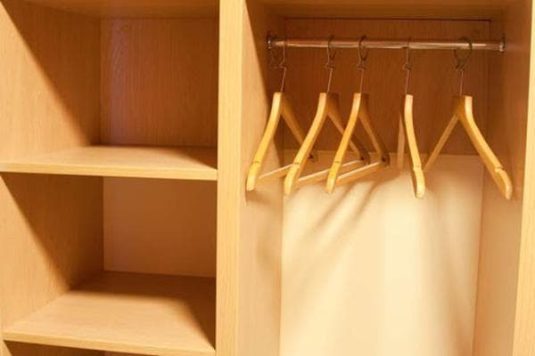 Leerer Kleiderschrank
