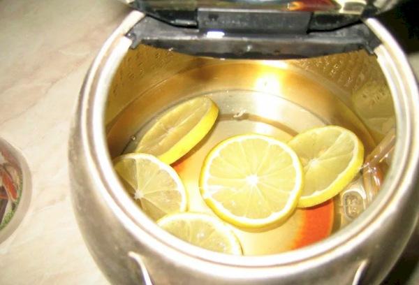 Zitrusfrüchte gegen Geruch im Wasserkocher