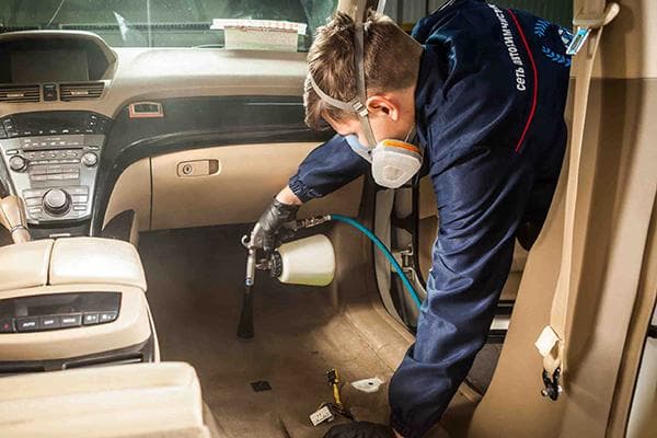 Chemische Reinigung des Autoinnenraums