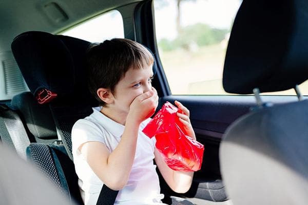 Dem Kind wird im Auto übel