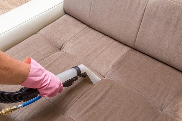 Reinigung des Sofas