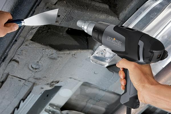 Farbe mit einem Heißluftföhn von Metall entfernen