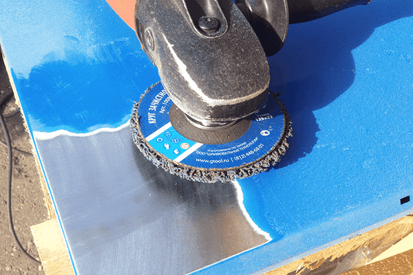 Entfernen von Farbe von Metall mit einem Winkelschleifer