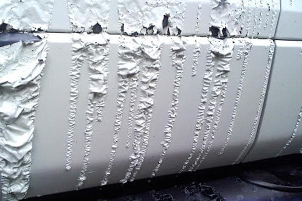 Entfernen von Farbe von Metall mit einem Abbeizmittel