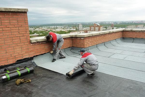Dachreparatur eines Mehrfamilienhauses