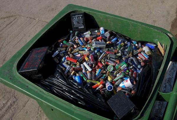Batterien in Mülltonnen