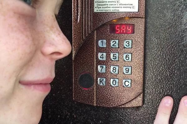 Das Kind benutzt die Gegensprechanlage