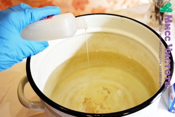 Hinzufügen von Kleber zum Kochen von Geschirr