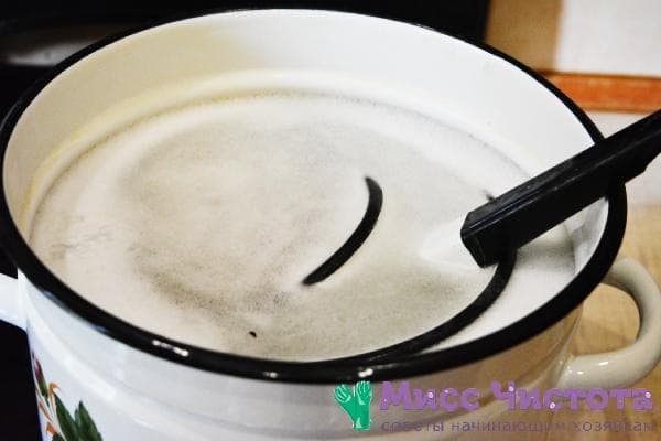 Kochen von schmutzigen Töpfen