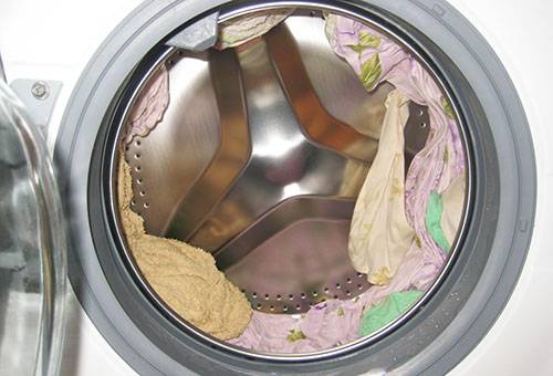 Wäsche in der Waschmaschine nach dem Schleudern