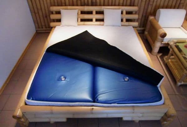 Bett mit Wasserbettmatratze