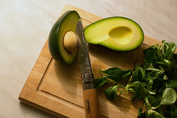 Das Schälen der Avocado