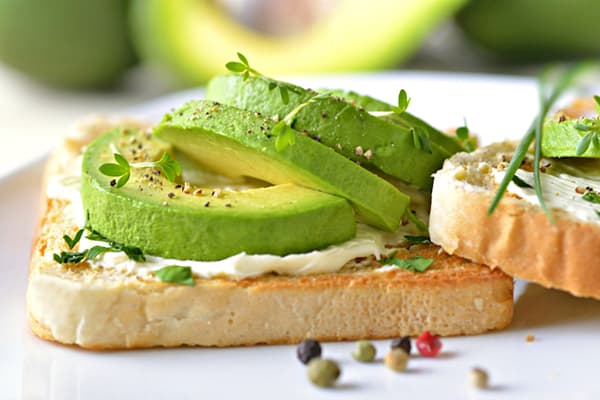 Toast mit Avocado und Weichkäse