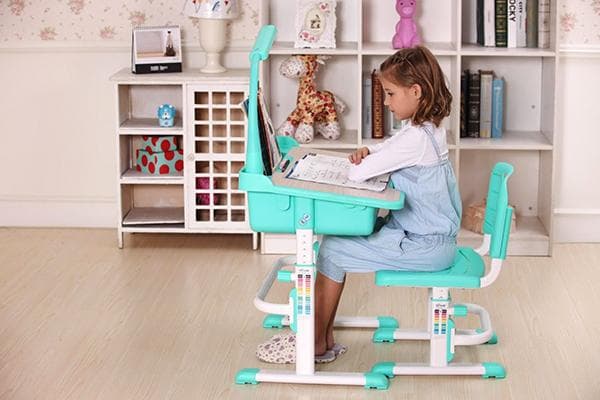 Mädchen am Kinderschreibtisch
